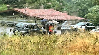 Auto si ribalta sotto la pioggia sulla vecchia Lecco-Ballabio