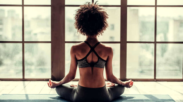 4 posizioni yoga estremamente benefiche da provare a casa